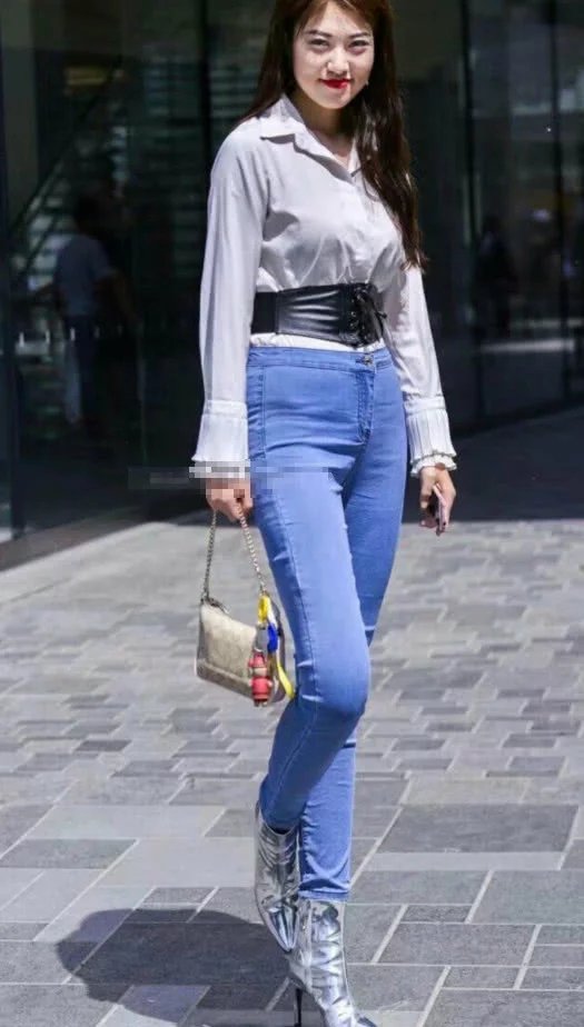 气质小姐姐，高腰紧身牛仔裤尽显饱满臀线，上衣衬衫打造知性女性