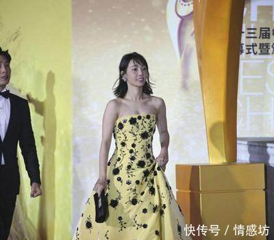 白百何真够放飞自我的，抹胸装低到用手扶，井柏然看的脸都红了