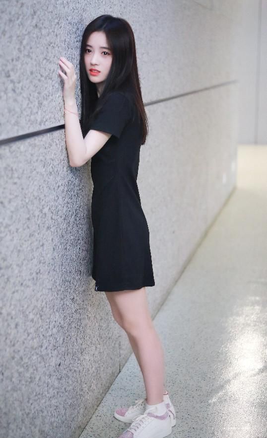 鞠婧祎绝了，小蛮腰和别人的大腿一般细，都能穿10岁女孩的衣服!