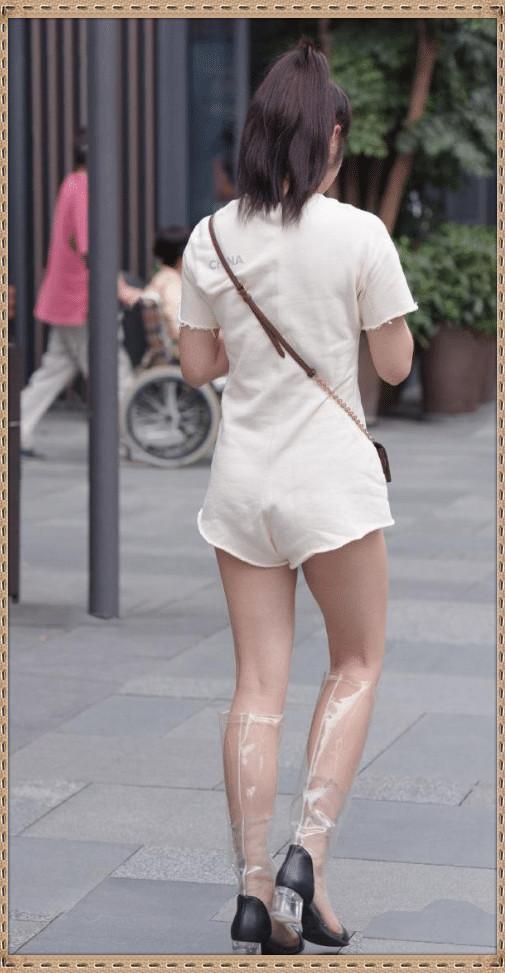 透明|街拍:这种“透明靴子”热不热?穿去逛街气味应该很大吧!