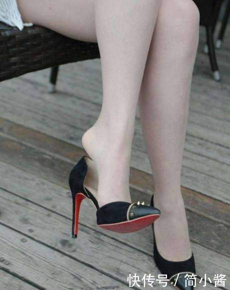 极简风格的尖头细跟设计，可以带给你自信成熟魅惑的女人味