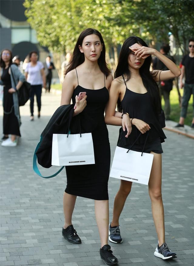 路人街拍,精致小巧的吊带连衣裙这样搭显瘦又显高