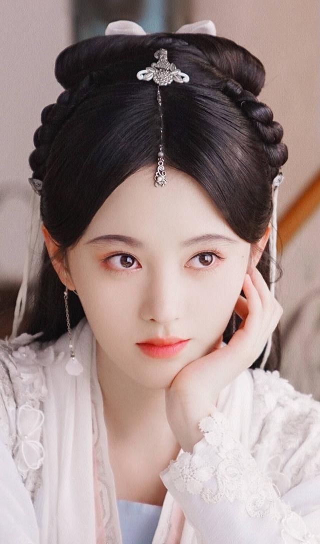 「 气质」“小女生”打扮显清新精致，满满仙女气质，鞠婧祎古典风美到冒泡