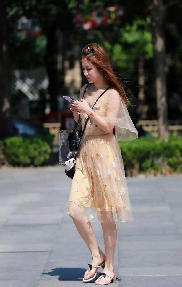 街拍: 图4双胞胎都想和你约会, 你会选择左边的还是右边的呢