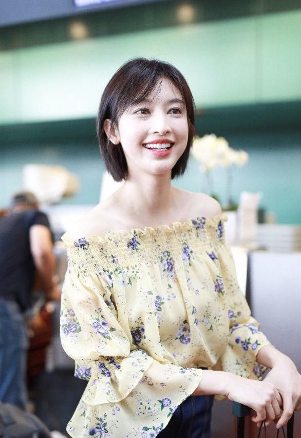 张俪裙子买错码了？竟要在裙上剪个口才能走路，却意外有个性！