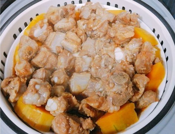  [香肉]1块南瓜2根排骨，不用炸不用炒，放在锅里蒸一蒸，骨香肉嫩味香浓