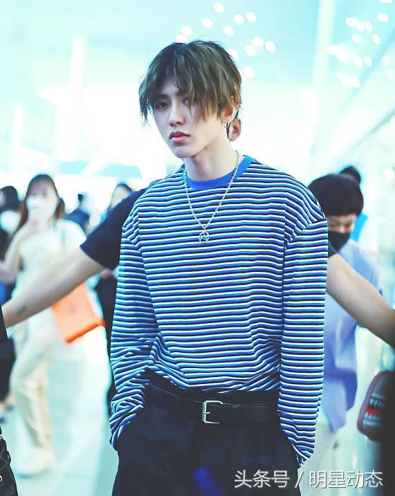 蔡徐坤清爽随性显气质，每一次亮相都被抓拍不止!