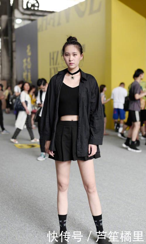 #舒适#路人街拍,美女灰色瑜伽裤搭配舒适的长袖,很迷人