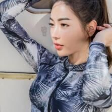 第一次见这么保守的泳衣，但穿起来性感迷人，时尚又浪漫