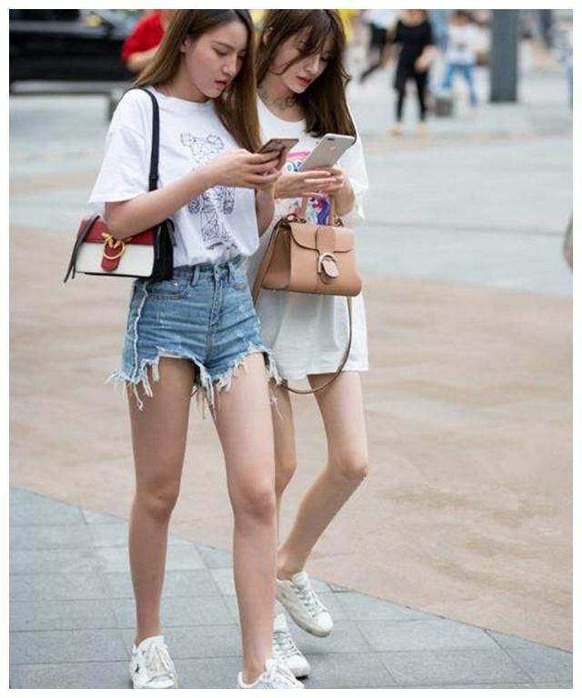 街拍：图四穿吊带小背心，衣服都撑“爆”了，这身材是真好！