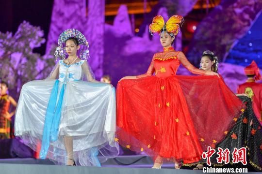 海南：创意服饰走秀展示黎族苗族文化