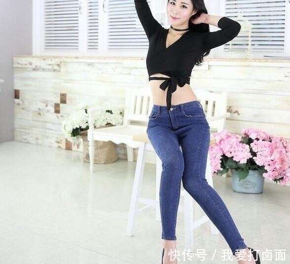 青春活力：充满青春活力，气场十足！，身材紧致的牛仔裤美女