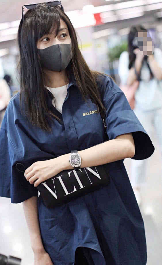 拜托张天爱换一件上衣吧，把大长腿都穿没了，也是让人尴尬！