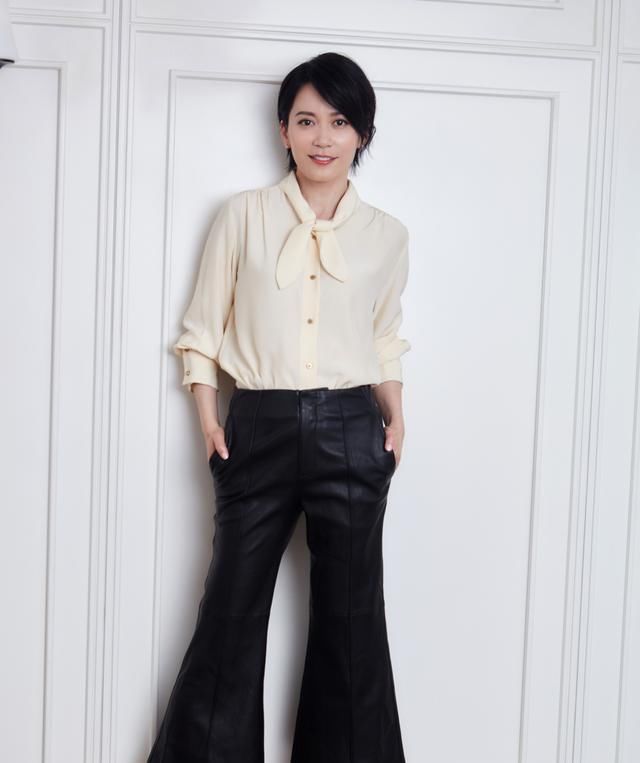  「西服外套」早春别穿马丁靴了,今年流行这2双靴子,显瘦显高还很时髦