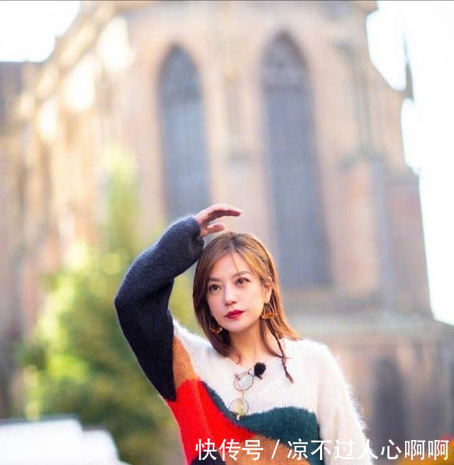 赵薇也老了 出席节目只能用用墨镜掩饰粉底都遮不住的眼袋!