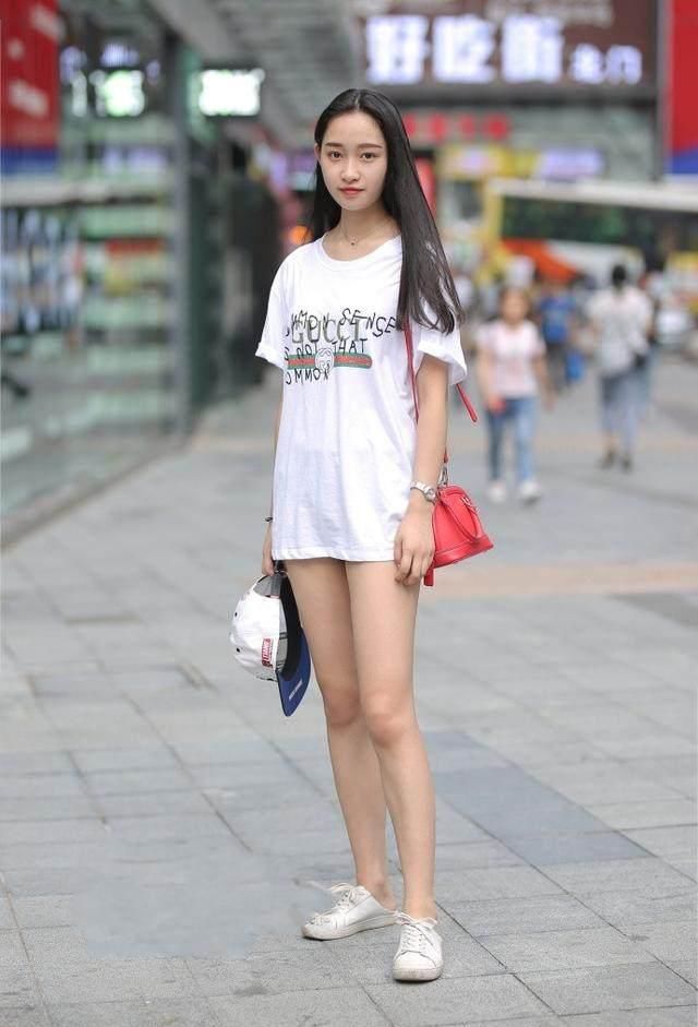 路人街拍，小姐姐身穿吊带的裹胸背心，露出精致锁骨，很是迷人