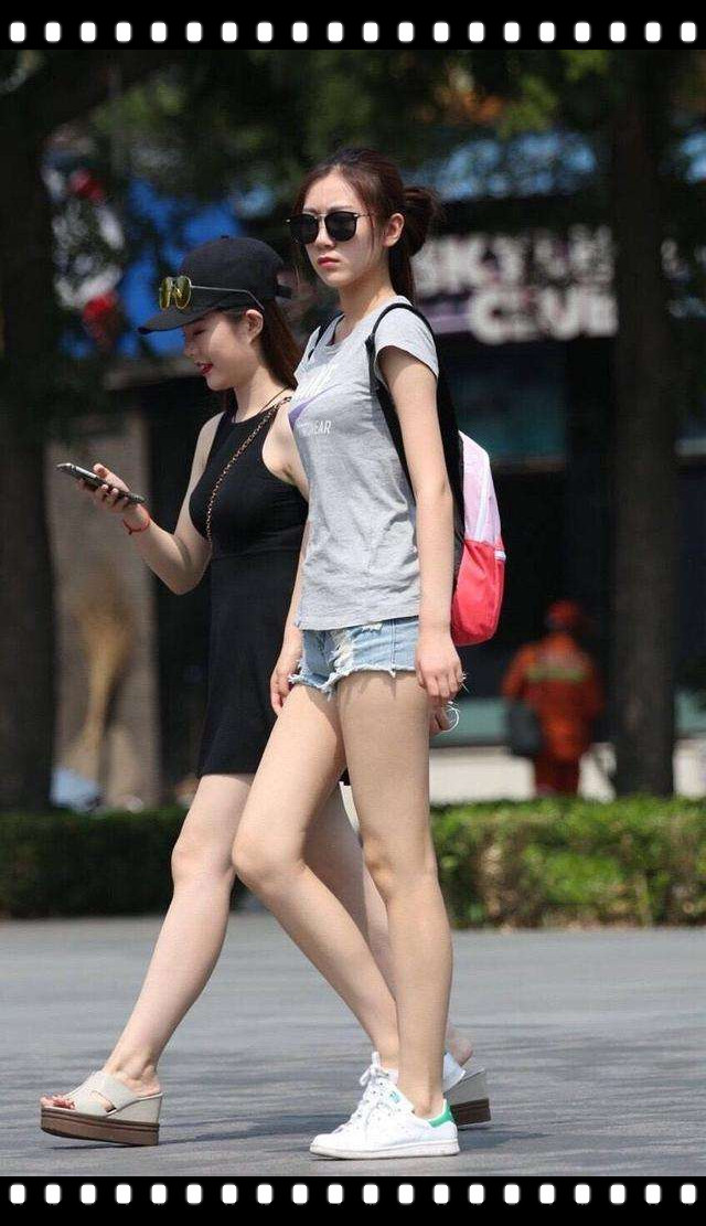 成都街拍：T恤短裤骨感型美女or超短裙丰满型美女 你喜欢谁？