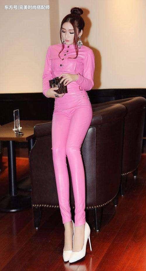 紧身裤让性感的女人有一种天生的气质，成为街边焦点