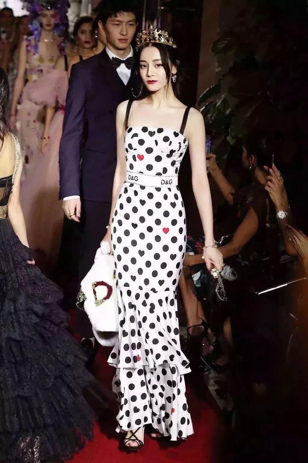  「值得」今夏最值得入手的时尚单品小方领，显瘦还显脸小！