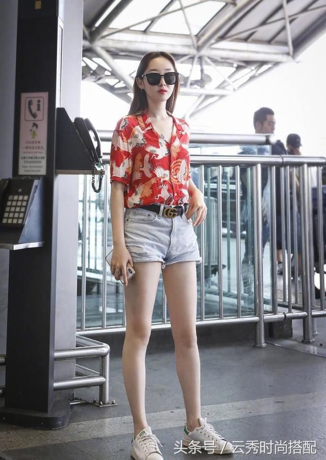 时尚热裤美女，时尚穿搭展现曼妙身姿，散发性感迷人气息！