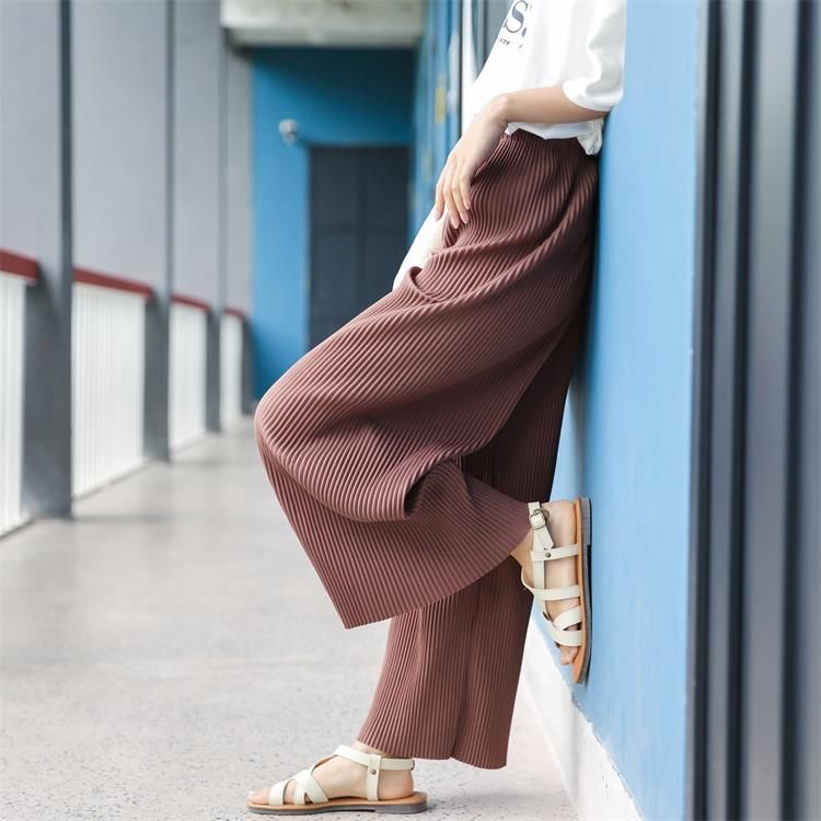 本以为小姨穿上阔腿裤已够时髦了，没想到配这小衫，美的倾国倾城