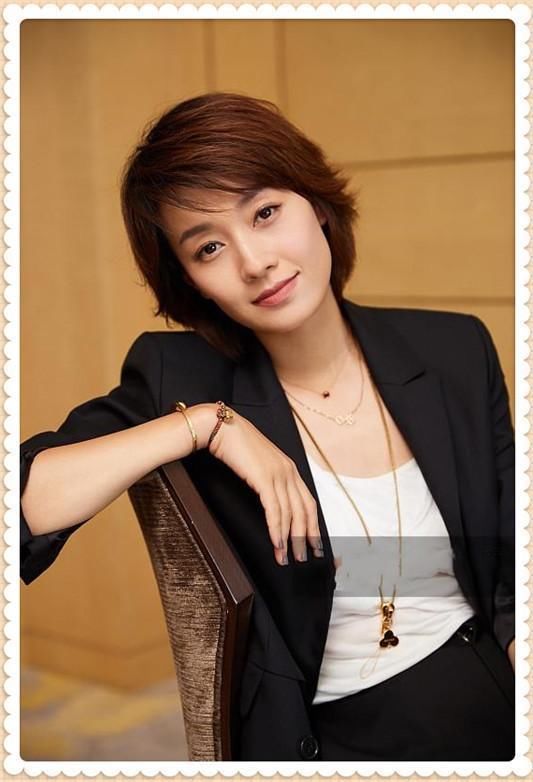 164马伊琍穿西装阔腿裤却配平底小白鞋?网友:终于理解文章了!