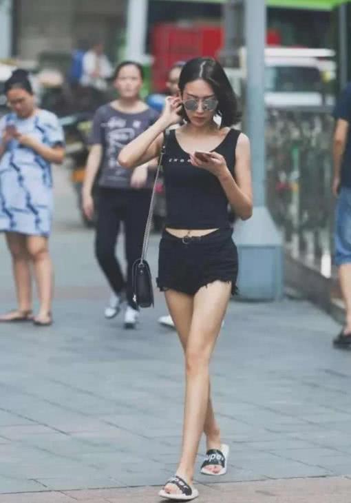 街拍：苗条娇小穿着时尚的小姐姐，光鲜靓丽青春时尚！