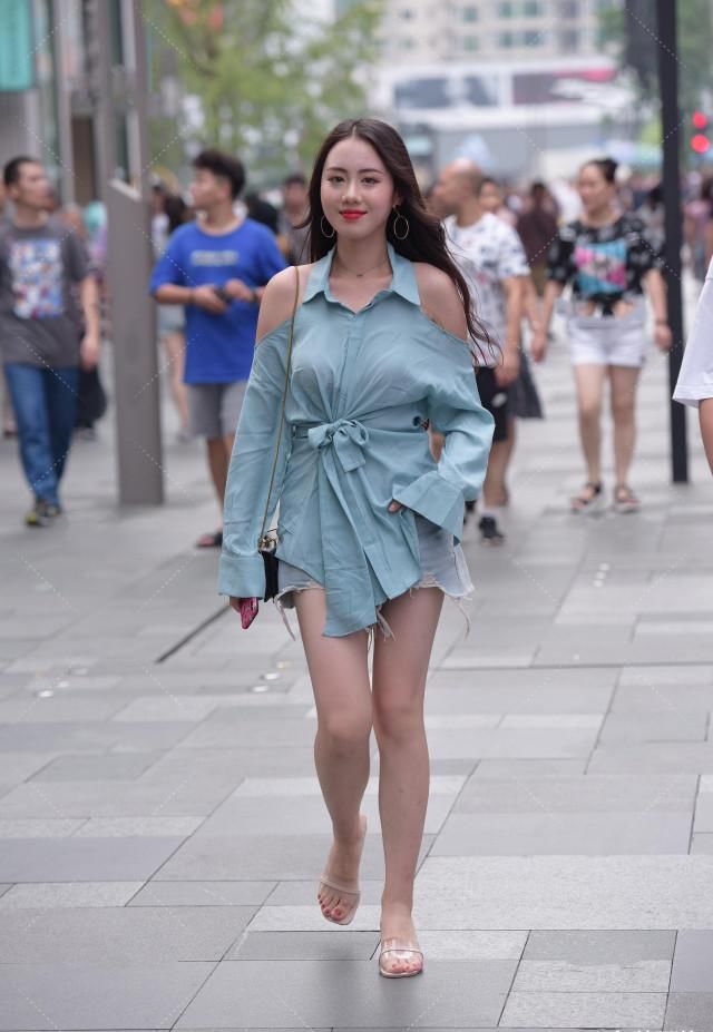  小姐姐：新买的风衣“乱裁剪”, 肩膀、中间破破烂烂, 谁能看懂她的穿搭?