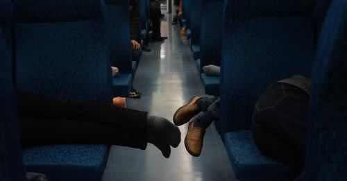 为啥火车半夜经过某地时，乘务员会强制拉上窗帘？原因其实很简单