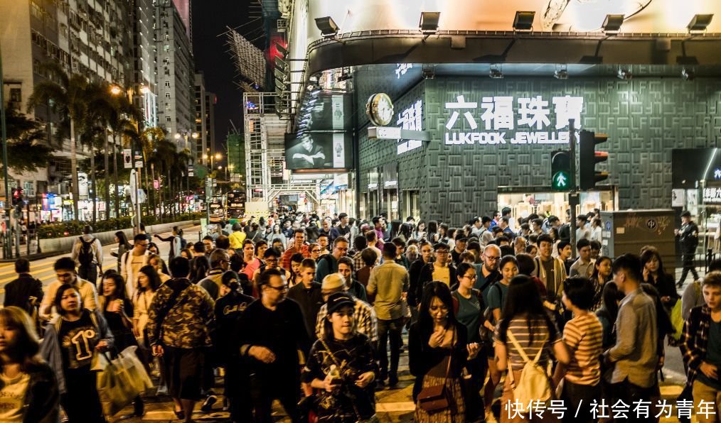  「夜晚」实拍香港的夜晚 年轻人满脸麻木, 七八十岁的老人仍在为