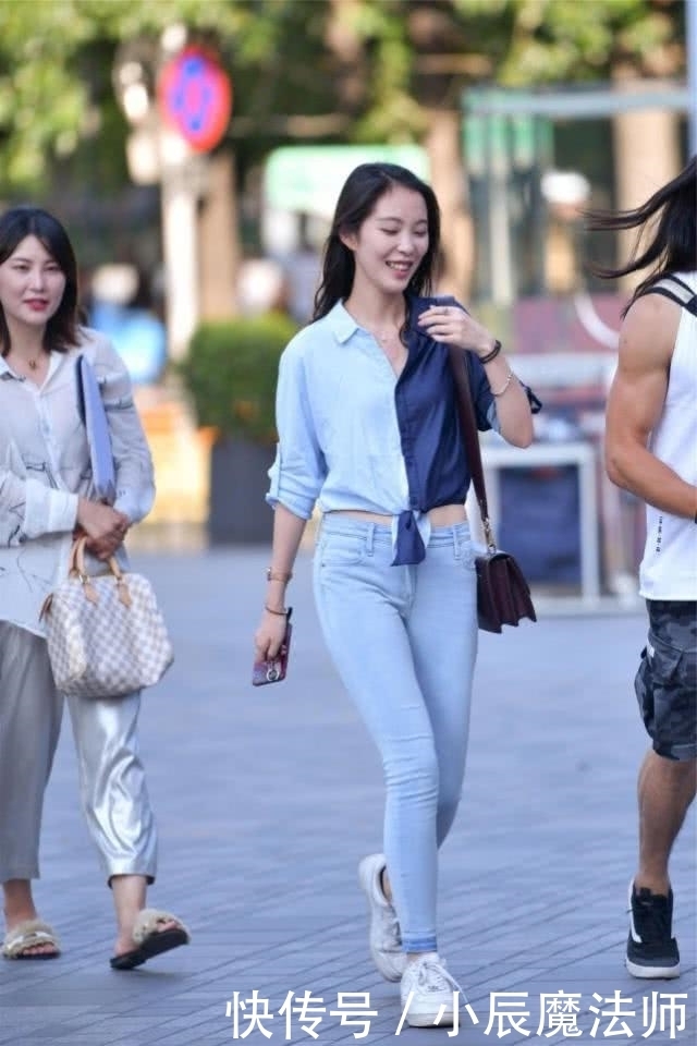 气质:路人街拍,靓女内搭选择了一件修身的背心,充满着优雅与气质