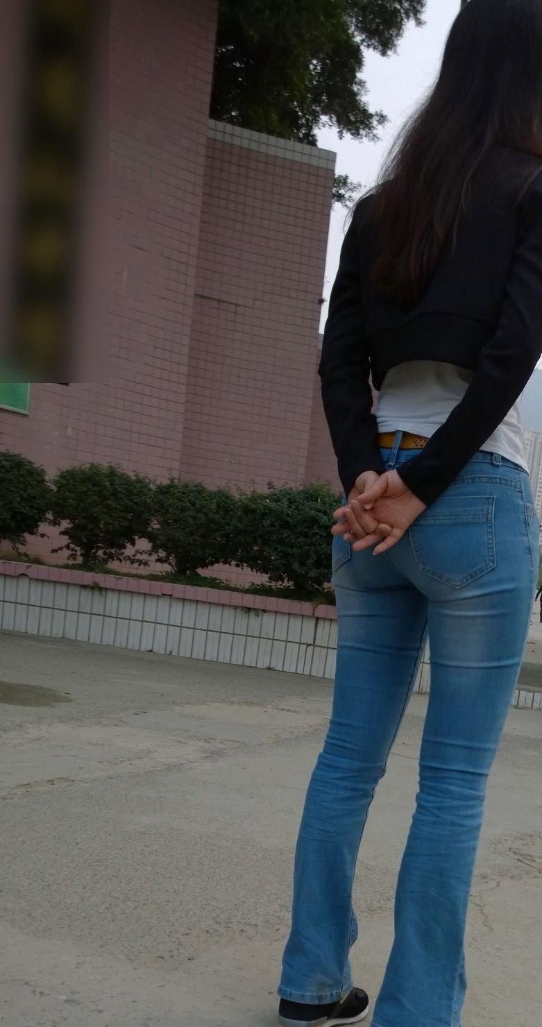 中学门口街拍:美女教师浅蓝色紧身裤搭配黑马甲，显迷人身段