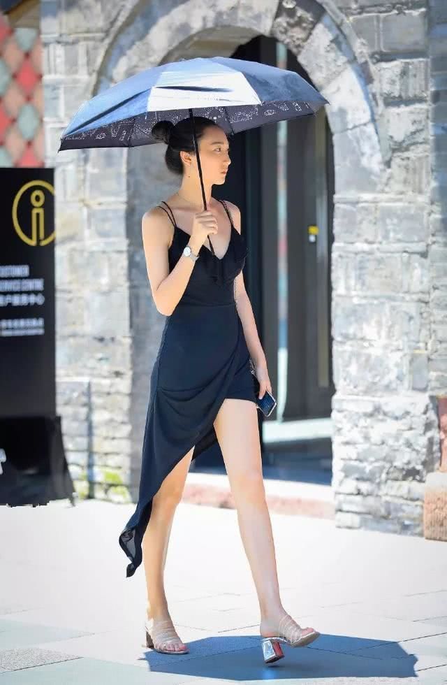 「看上去」街拍:梳着一个丸子头的小姐姐,看上去十分的显气质
