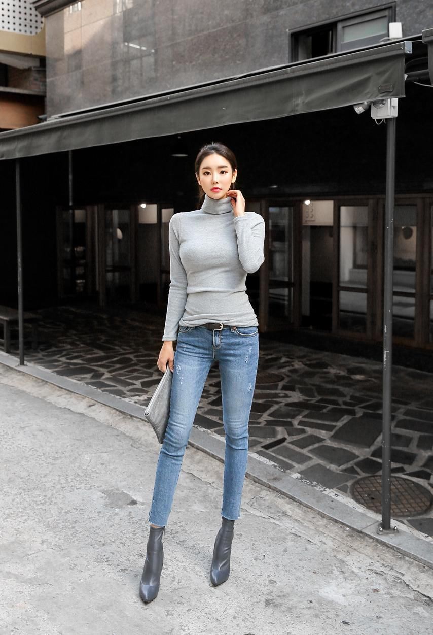 街拍 孤傲的紧身牛仔裤美女，气质不凡!