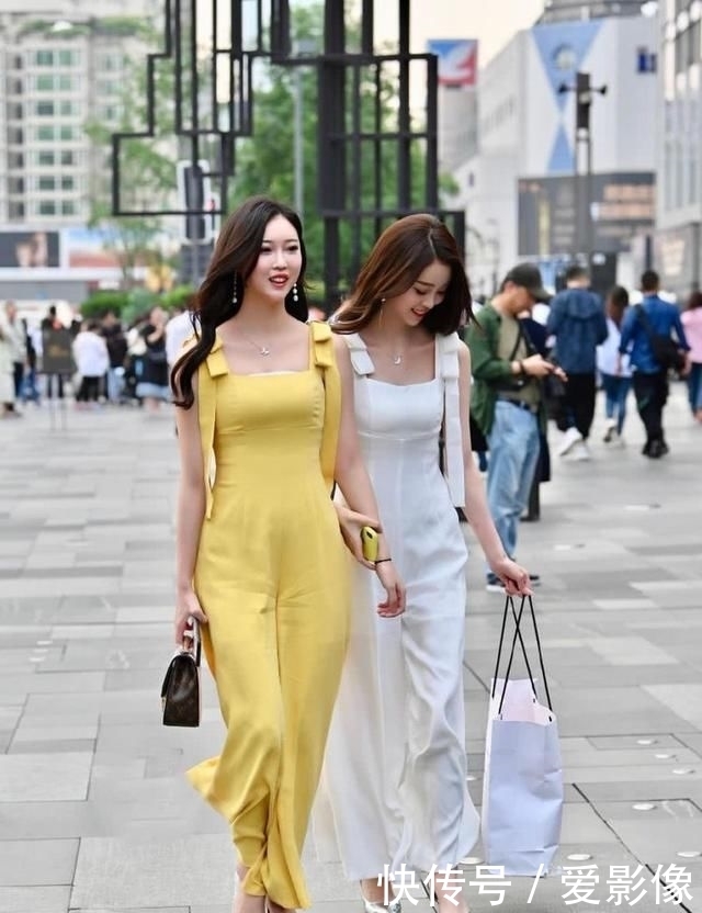  [紧身牛仔裤]街拍：修身连衣裙，更显女人味，这些小姐姐穿出了气场！