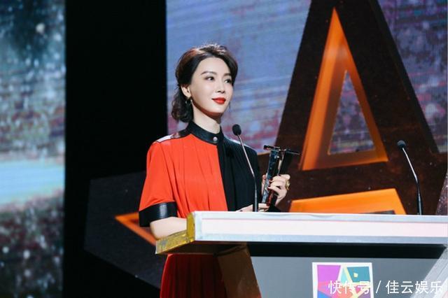 45岁郑秀文与41岁陈数，穿同一条拼接长裙，差距有点大！