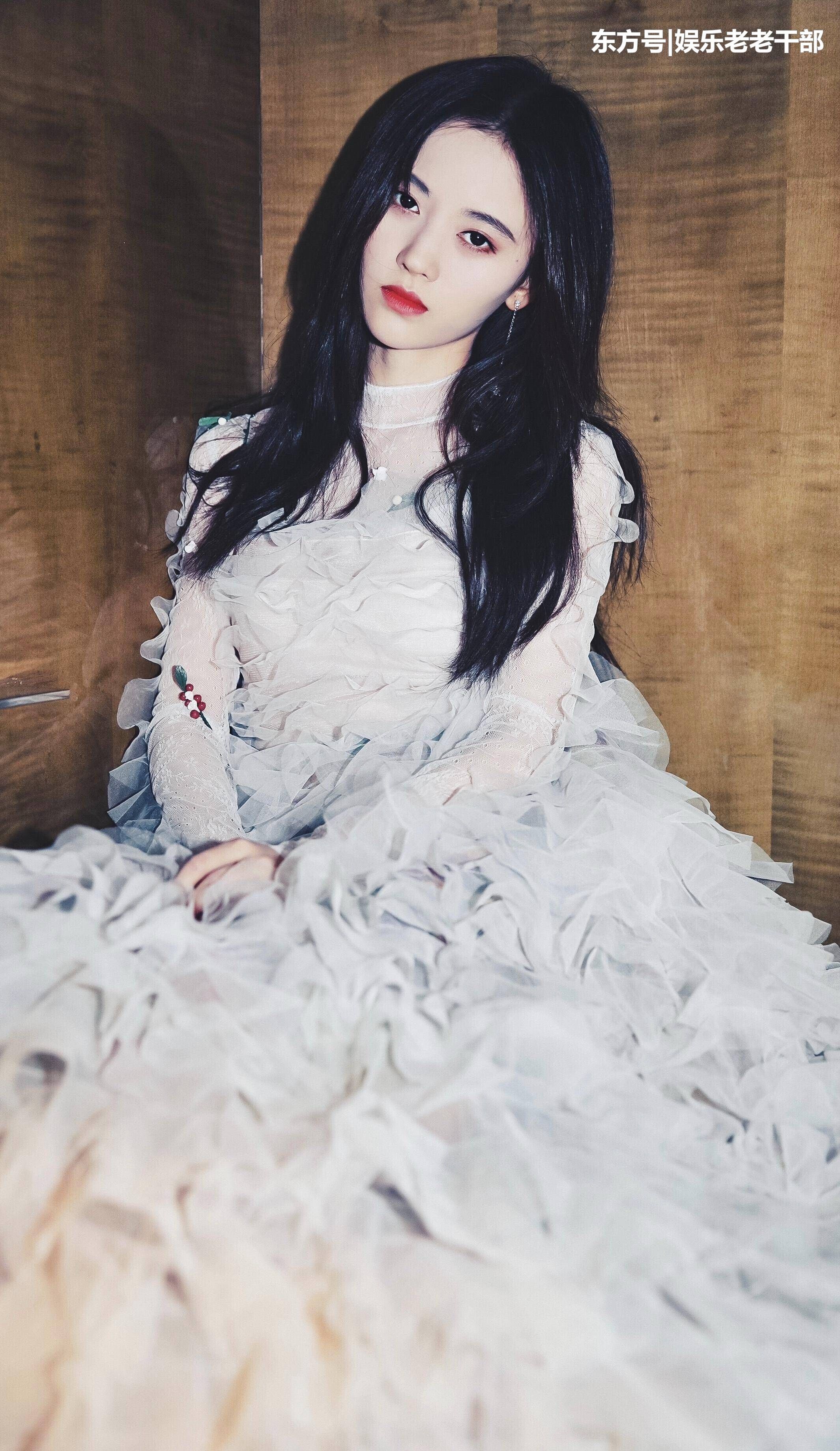 白色T恤+高腰短裤，“四千年美女”鞠婧祎尽显小蛮腰