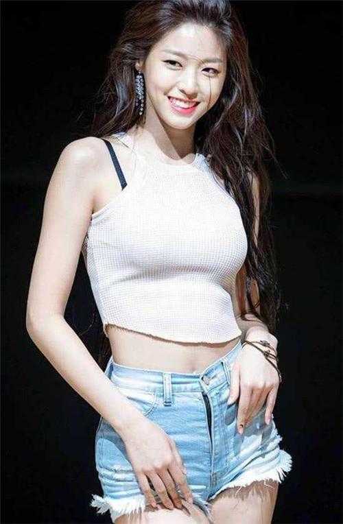 23岁的她这腿这腰这胸美的让人无法直视, 网友大呼想要谈恋爱