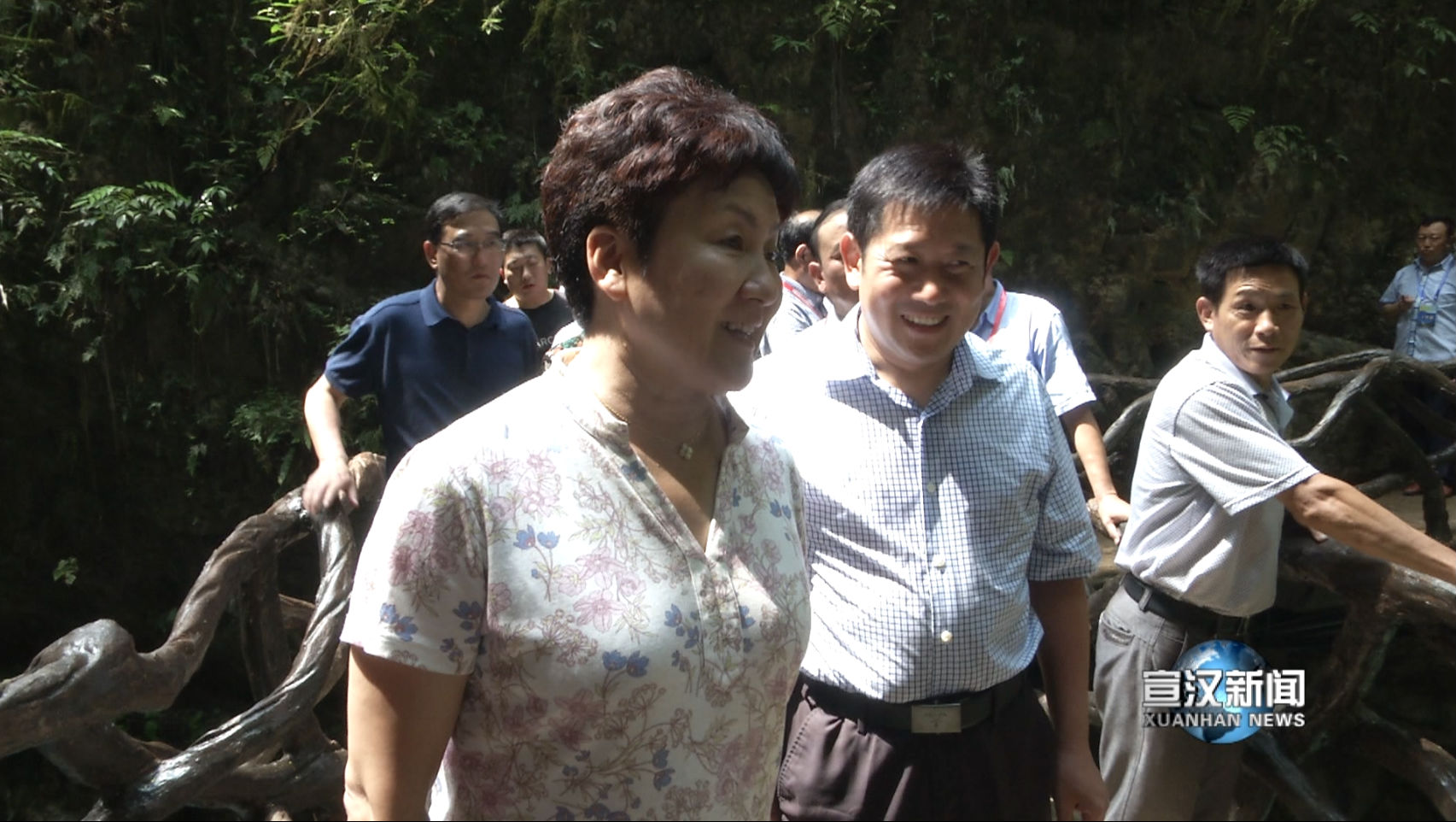 巴山大峡谷文旅扶贫景区开园开展游园活动