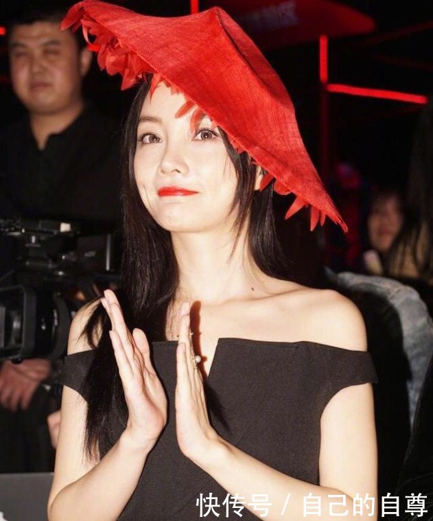 李小璐真敢穿，一件纯黑色的连衣裙演绎贵妇时尚