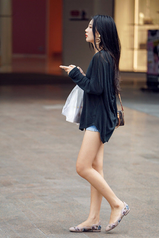 街拍路人，三款不一样的鞋子穿搭对比，在夏天拖鞋明显更受人喜爱