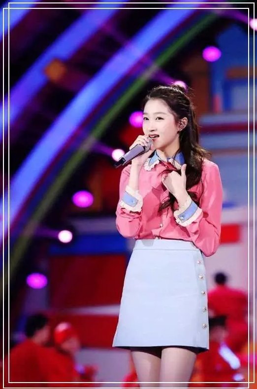 当58岁惠英红撞衫21岁关晓彤,网友:原来年龄在气质面前不值一提