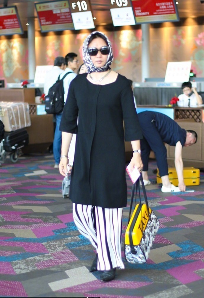 金星裹头巾现身,长款上衣配阔腿裤潮翻了,网友