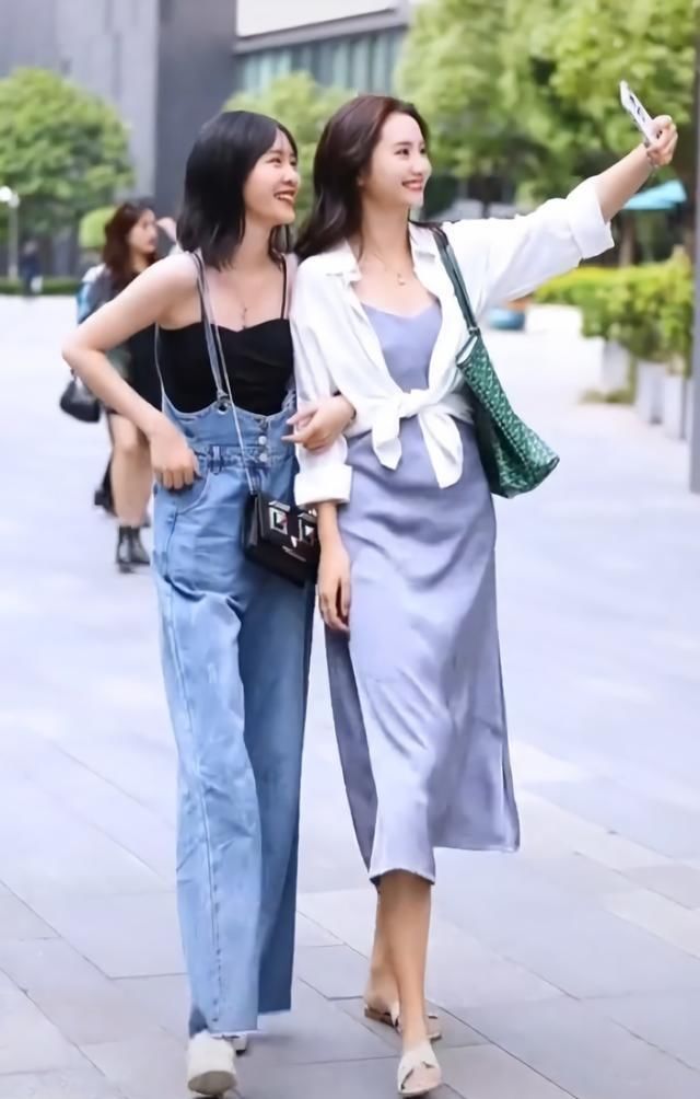  闺蜜@好闺蜜逛街购物比美，一个像夏季，一个像秋季，网友：成人才没选！