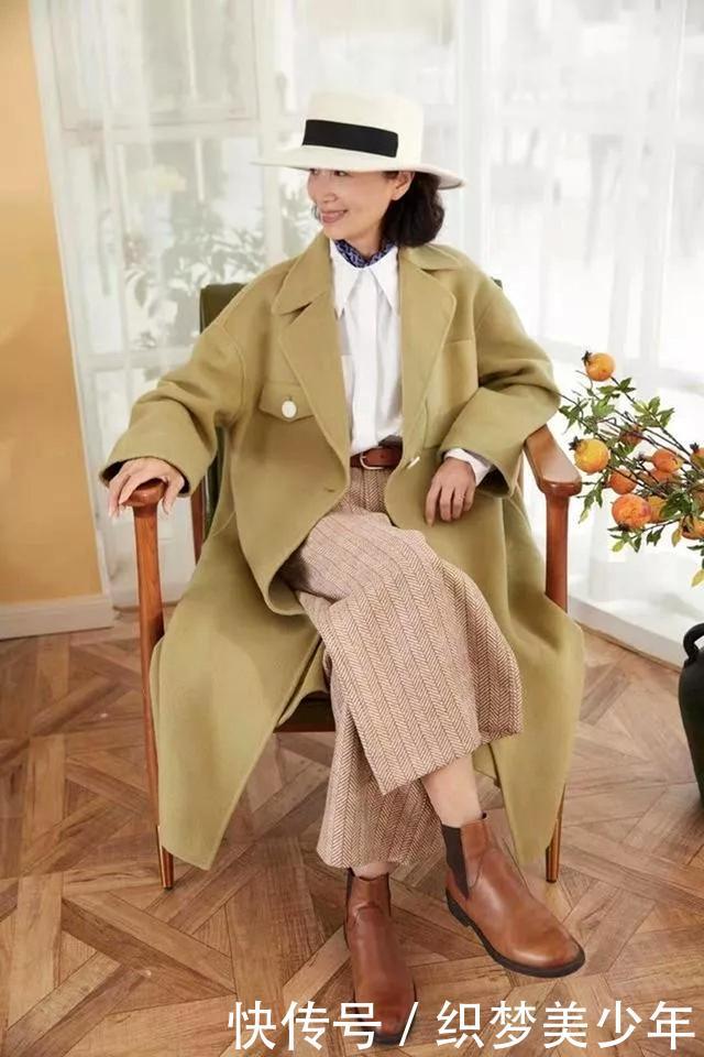  #女人#女人到了40岁，穿衬衫尽量少搭西装，瞧瞧三木妈妈这样穿美极了！