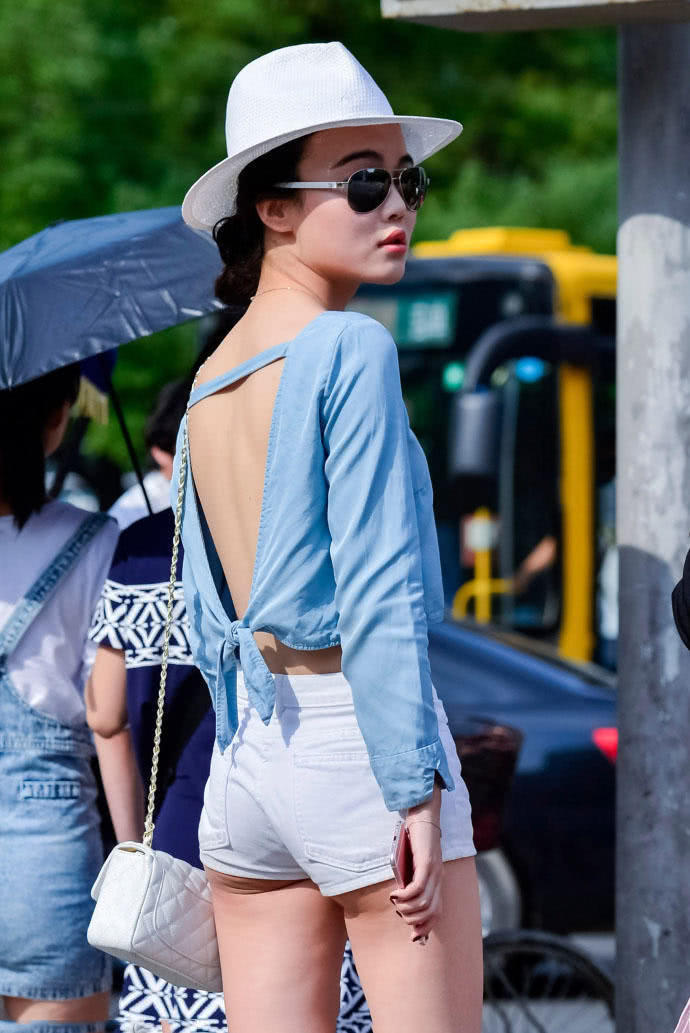 白色紧身短裤小姐姐，蓝色露脐装盈盈一握小蛮腰，短裤不能再短了