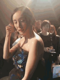 王菲和袁泉气质出众的秘诀：花几十万整容不如先解决这些？！