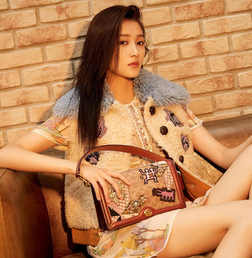 关晓彤内穿轻薄吊带裙，外穿件冬天的厚羊毛衫，却一点也不违和！