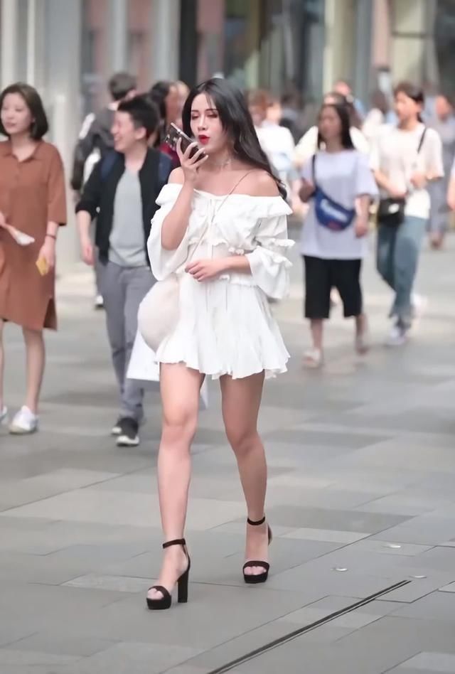 显腿■街拍小姐姐为了显腿长,踩着像“木炭”的高跟鞋,走路都得小心