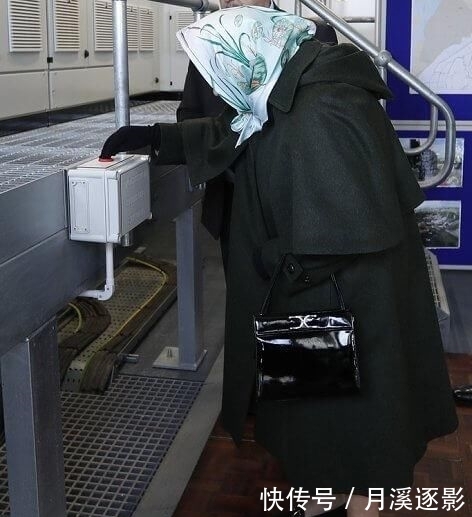 「工作」93岁英国女王这次把人可爱到了!穿这么肥大的斗篷?头巾太美了